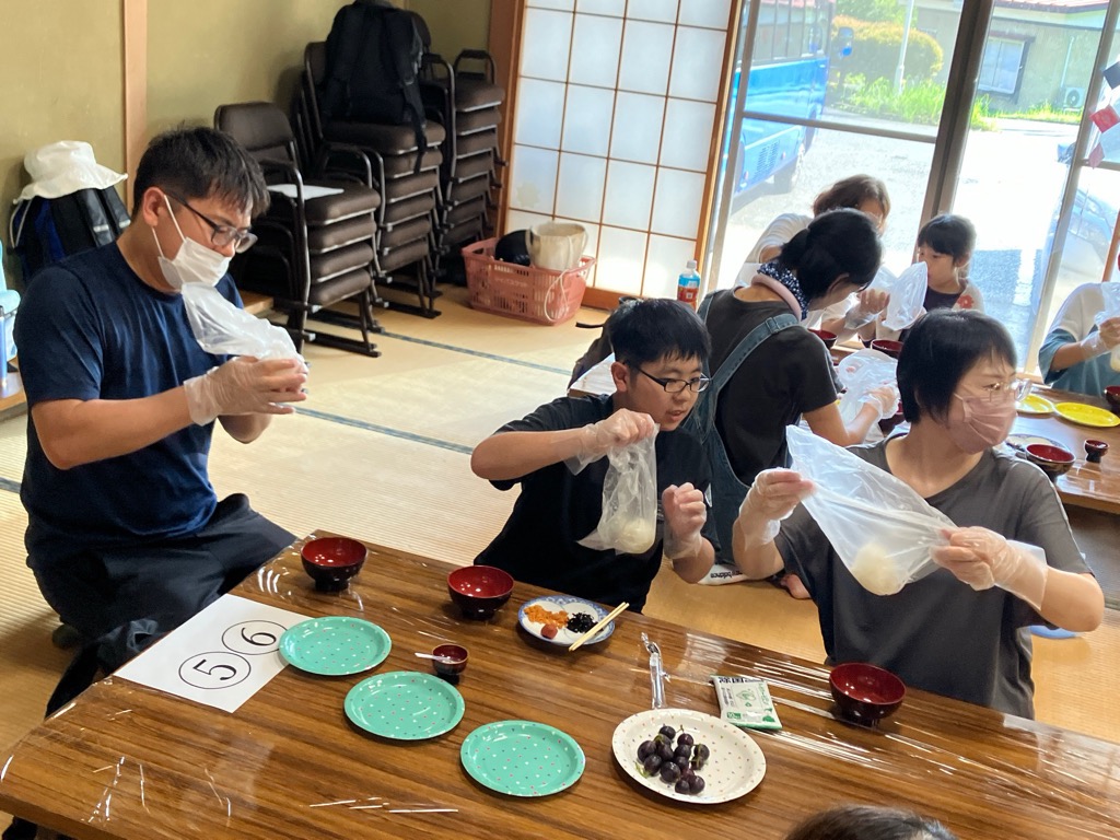 おにぎりを作る親子の写真