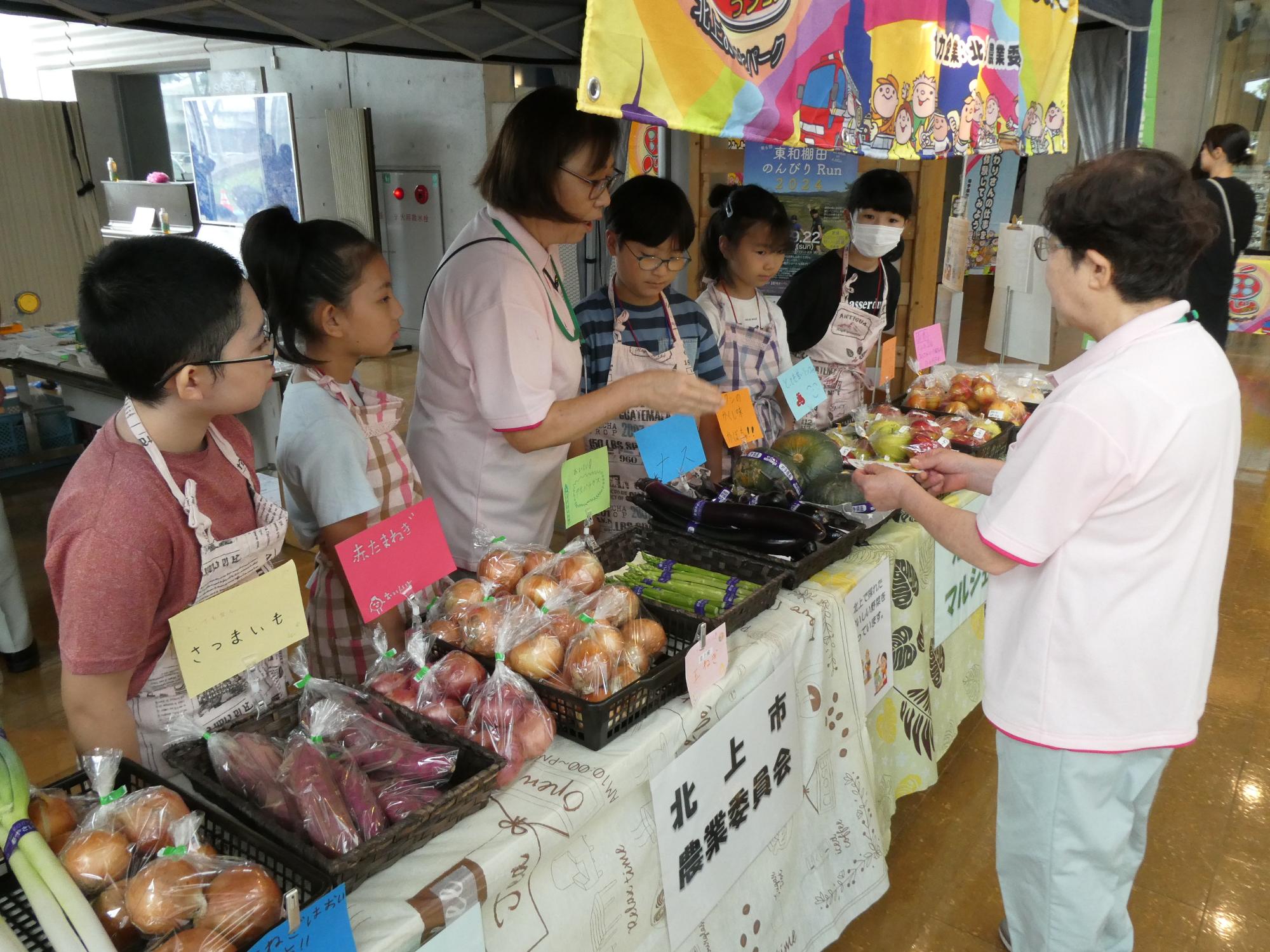接客練習をする子どもたちと指導する農業委員